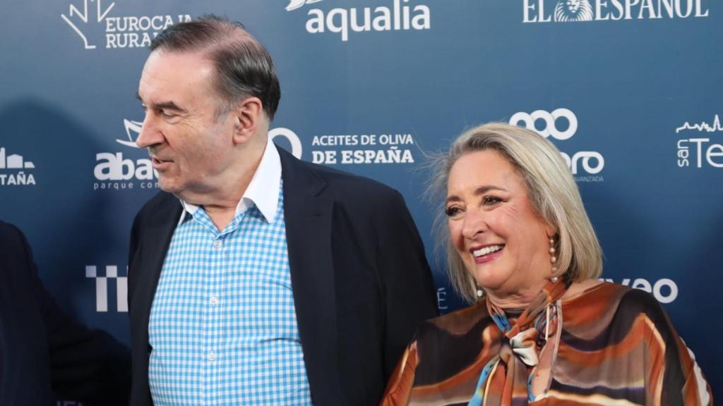 Pedro J. Ramírez y Esther Esteban durante el photocall del Enclave Corpus 2026.