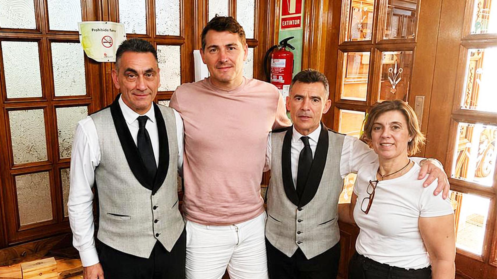 De izquierda a derecha: Carlos, trabajador del Restaurante La Rúa, Íker Casillas, Andrés, otro trabajador, y Ana Abril Herrero, gerente del establecimiento hostelero. 