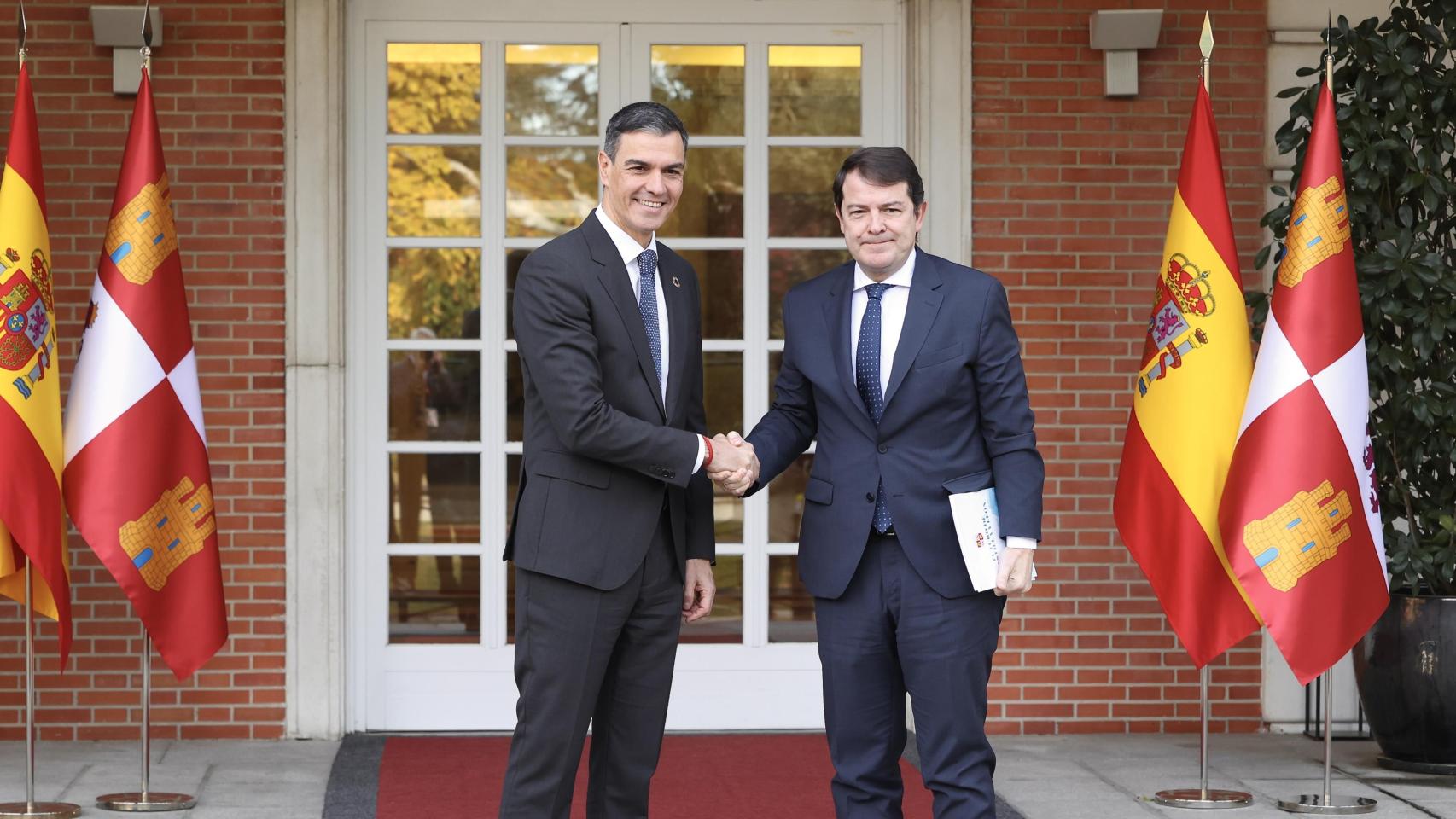 El presidente del Gobierno, Pedro Sánchez, y el presidente de la Junta en funciones, Alfonso Fernández Mañueco, durante una reunión en la Moncloa en noviembre de 2024