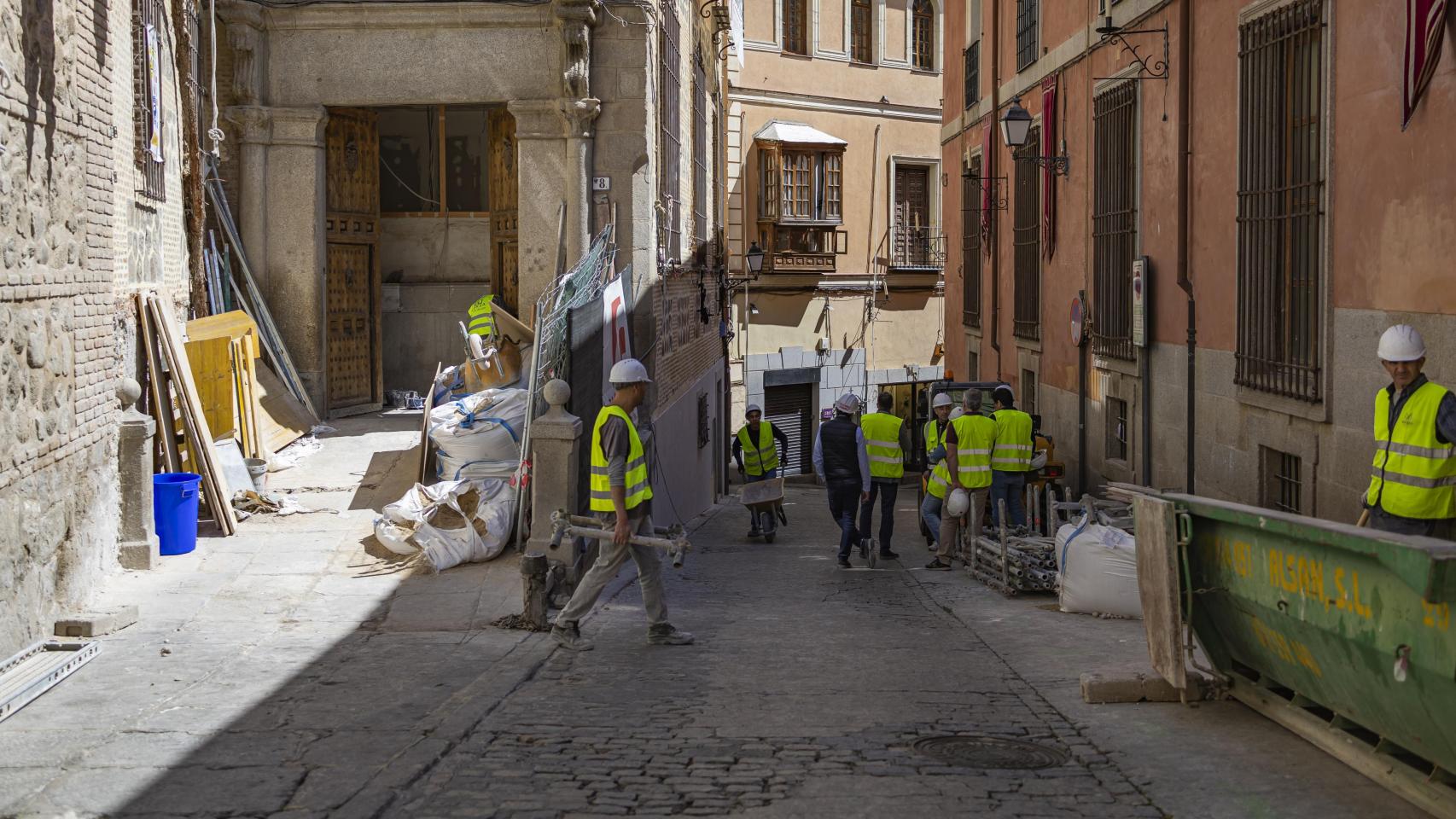 Obreros trabajando en una calle de Toledo.