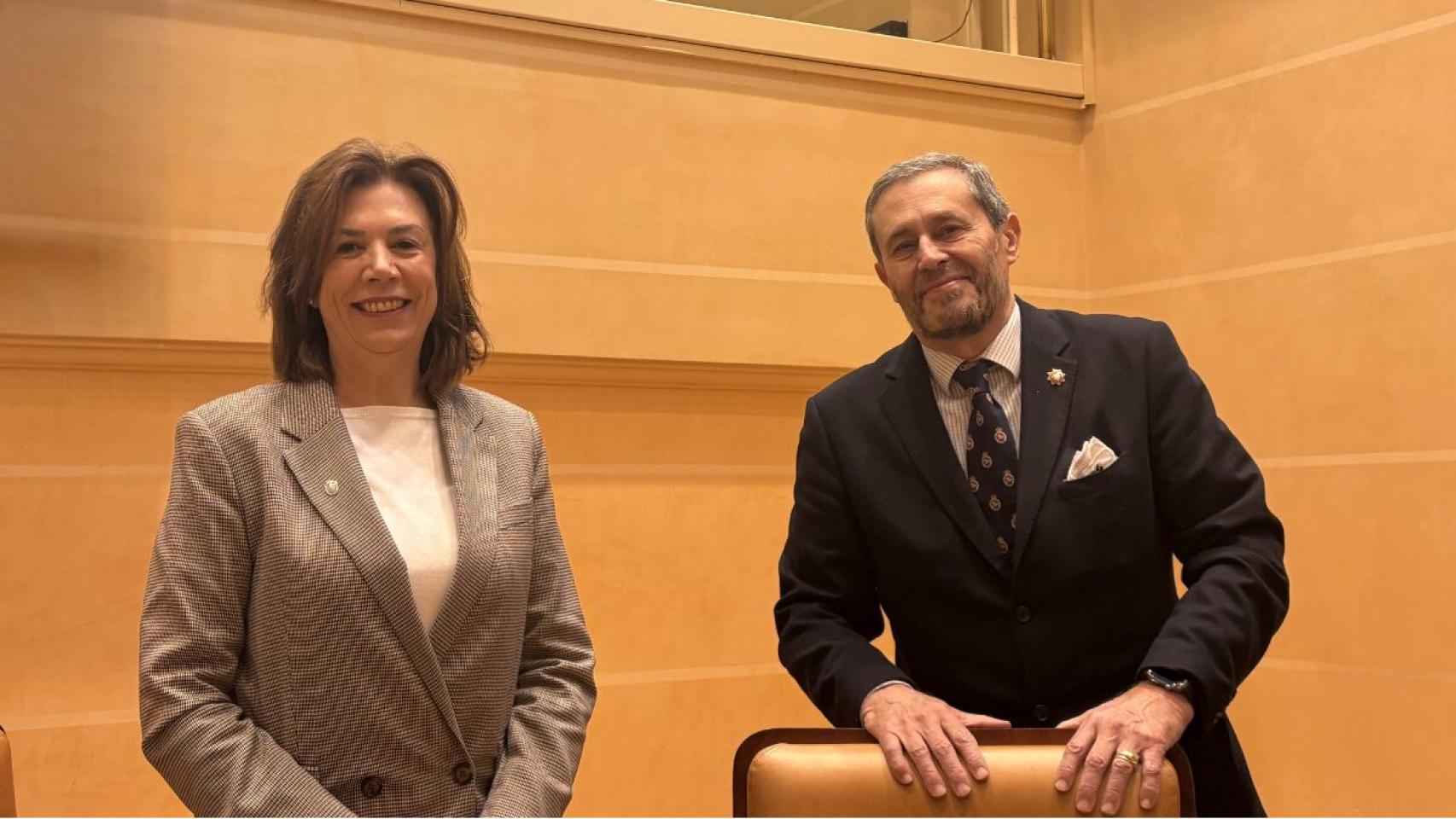 La portavoz de Vox en el Ayuntamiento de Segovia, Esther Núñez, junto al concejal Alfonso Ceballos-Escalera, en el Salón de Plenos del Consistorio