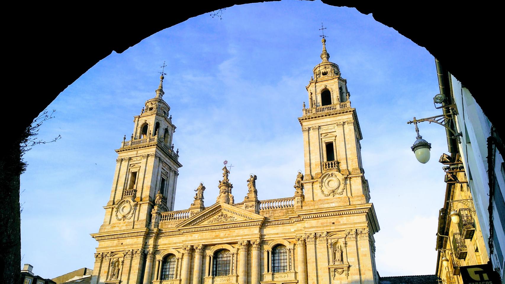 Puerta de arco de pared romana y fachada de catedral de Lugo.