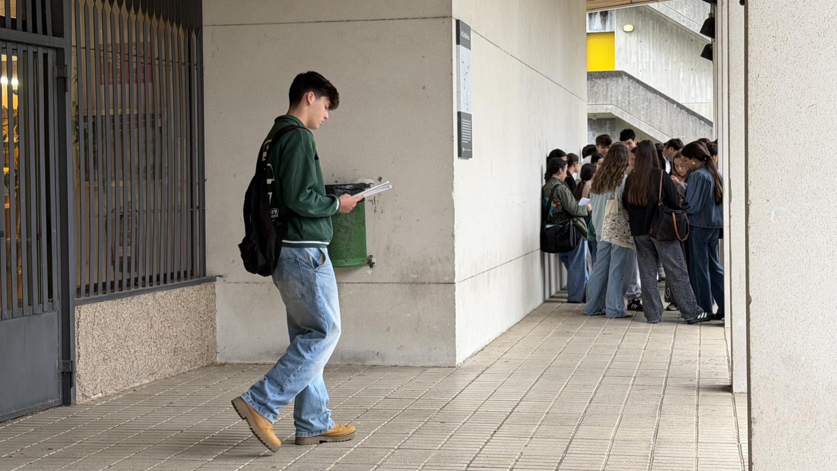 Estudiantes este martes antes del inicio de la PAU 2026 en las facultades de la UDC.