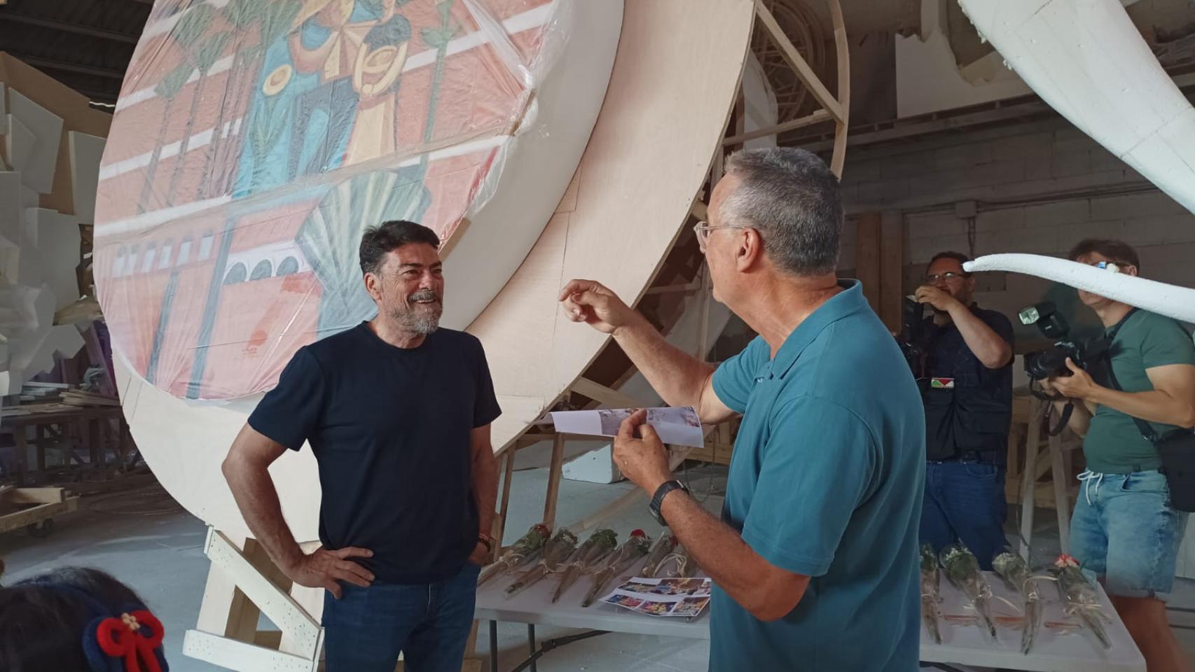 Pedro Espadero muestra a Luis Barcala las primeras piezas. 