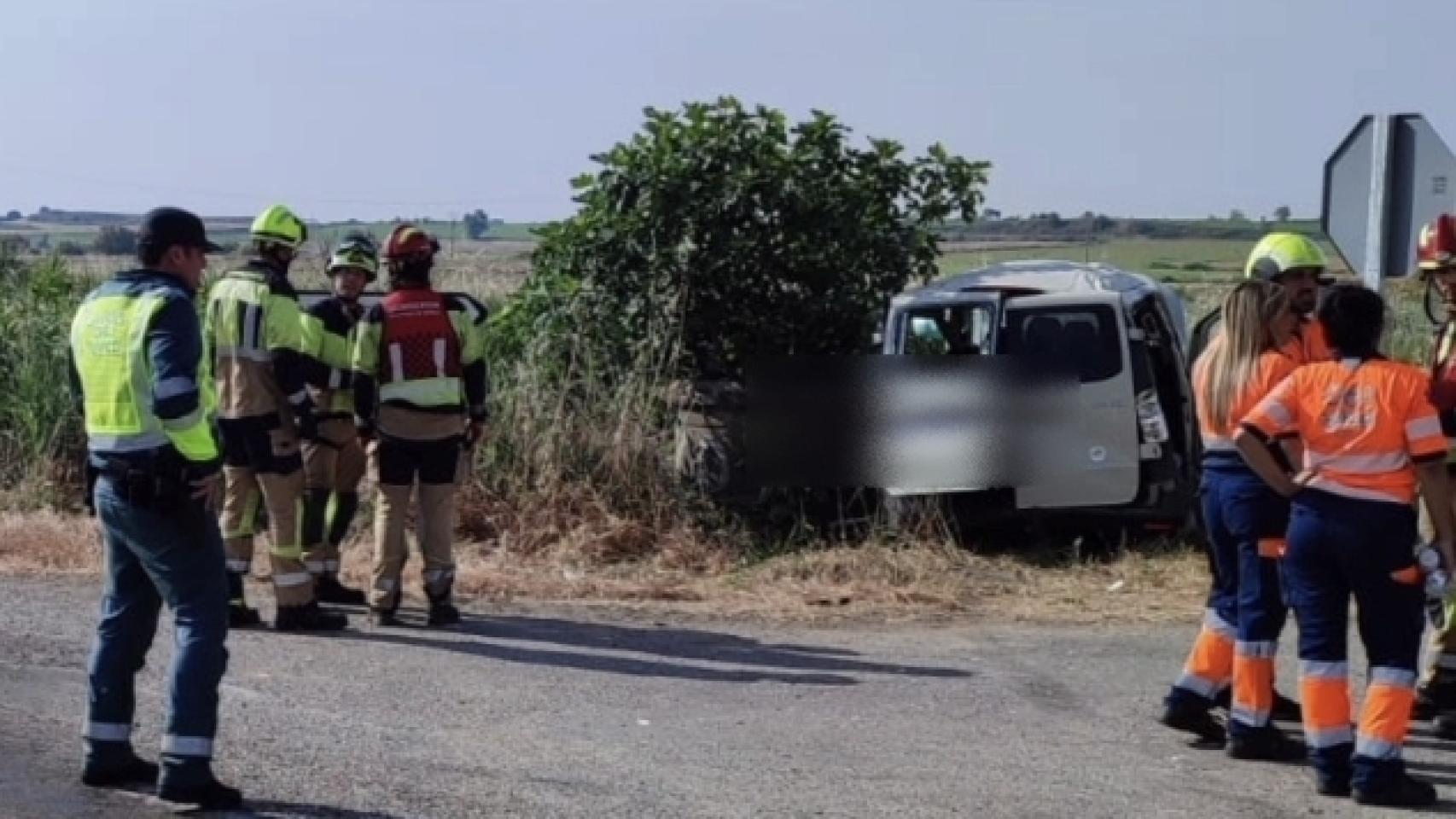 La Guardia Civil y Bomberos en el lugar del accidente en la A-1223 