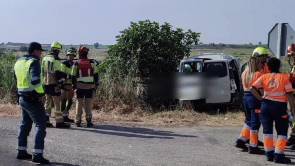 La Guardia Civil y Bomberos en el lugar del accidente en la A-1223 
