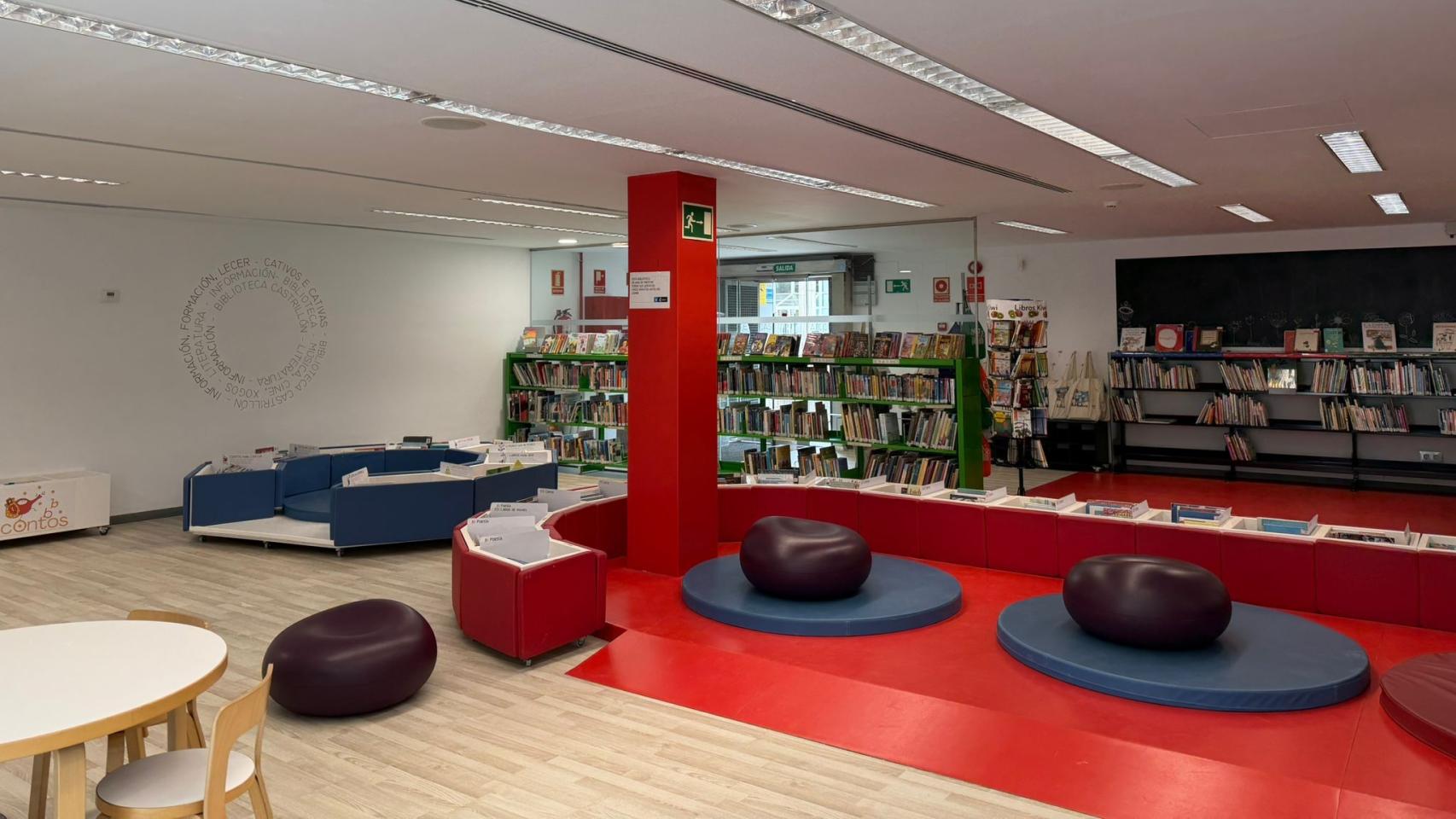 Zona infantil de la renovada biblioteca de O Castrillón.