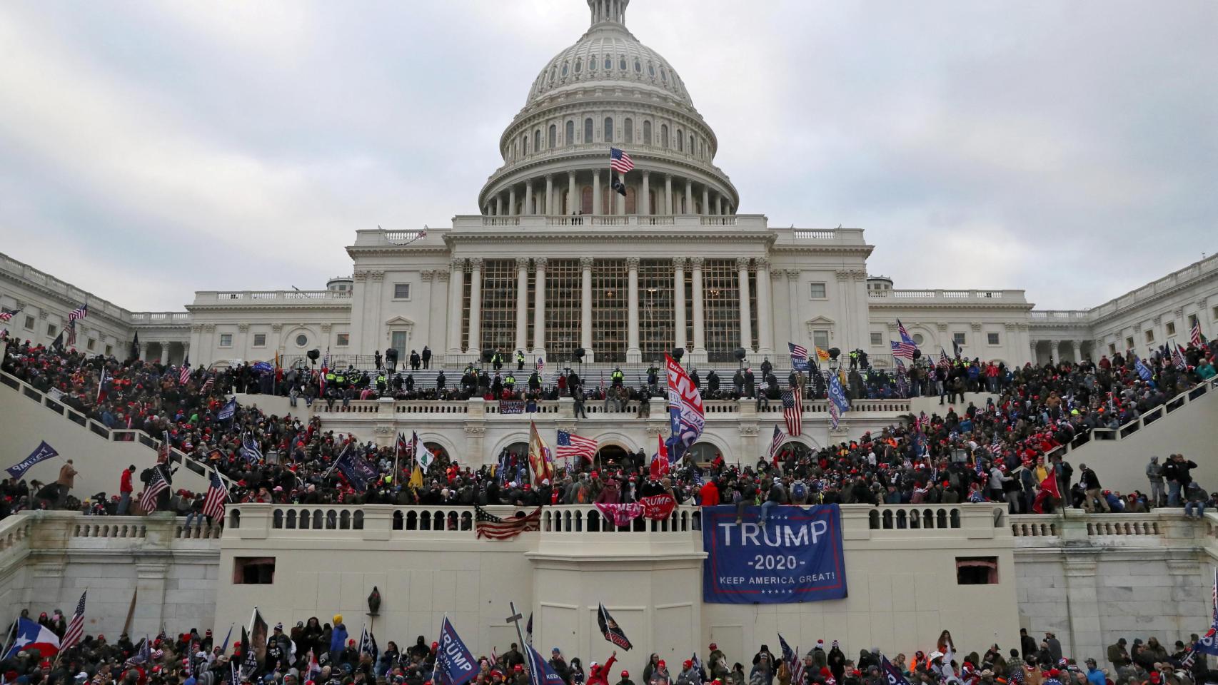 El presidente Donald Trump, tras la forma de una orden ejecutiva en el Despacho Oval.