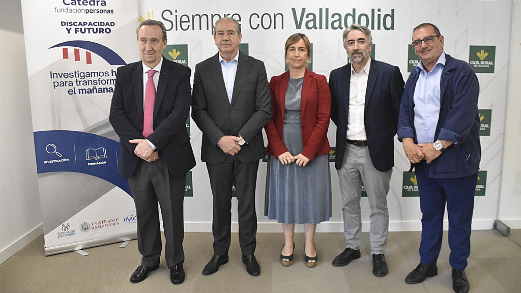Imagen de familia del acuerdo de colaboración entre Caja Rural de Zamora y Fundación Personas
