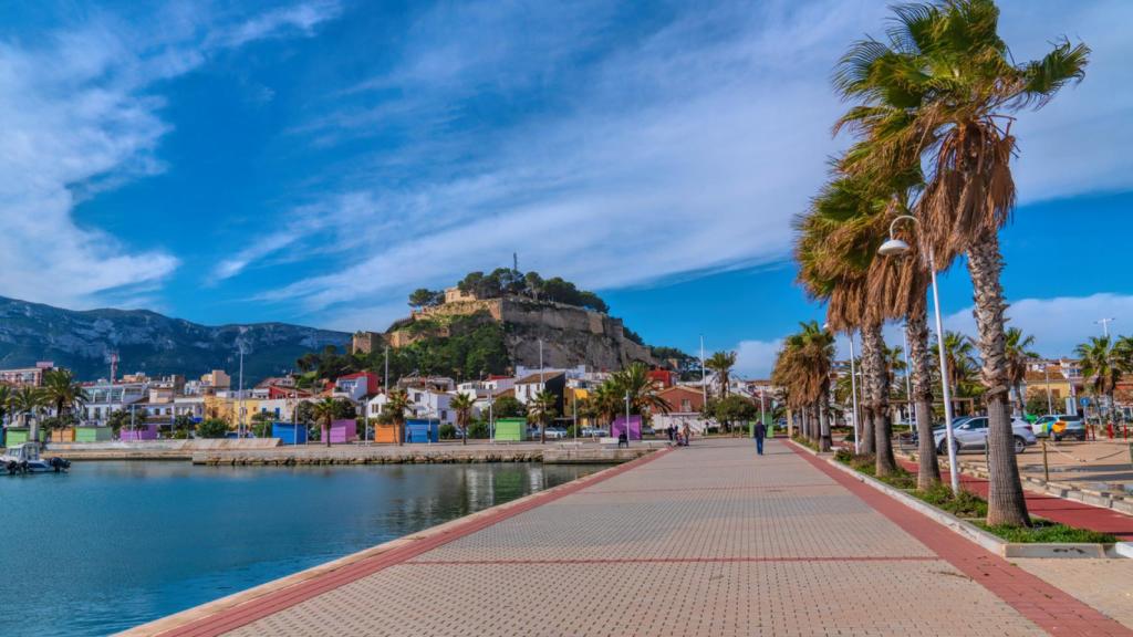 Vistas al castillo de Denia desde el paseo marítimo.