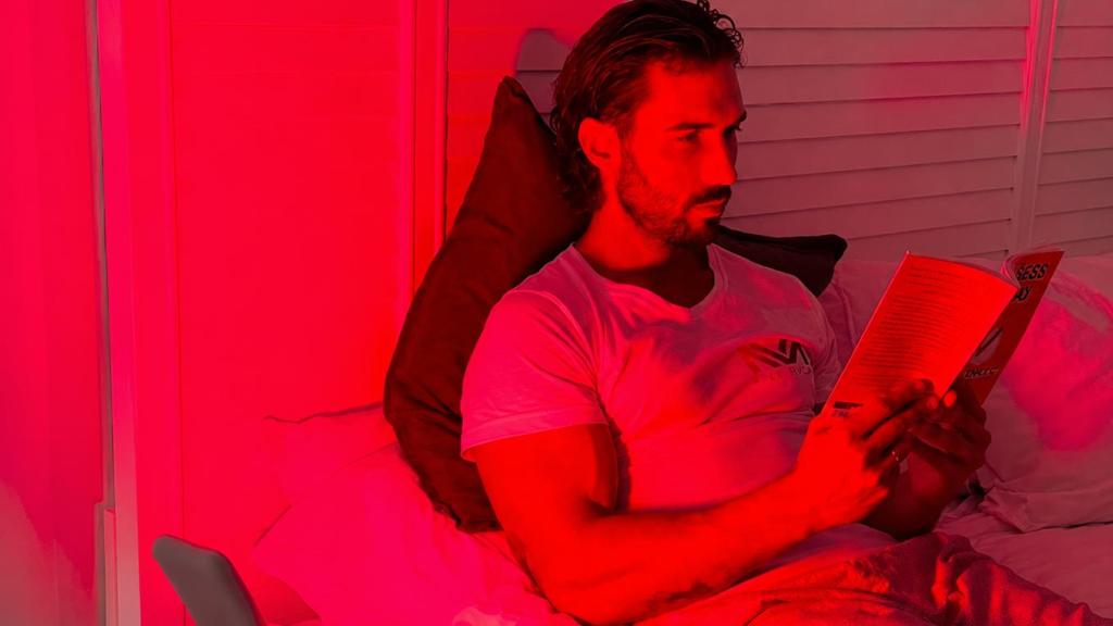 El nutricionista Endika Montiel con luz roja en su casa.
