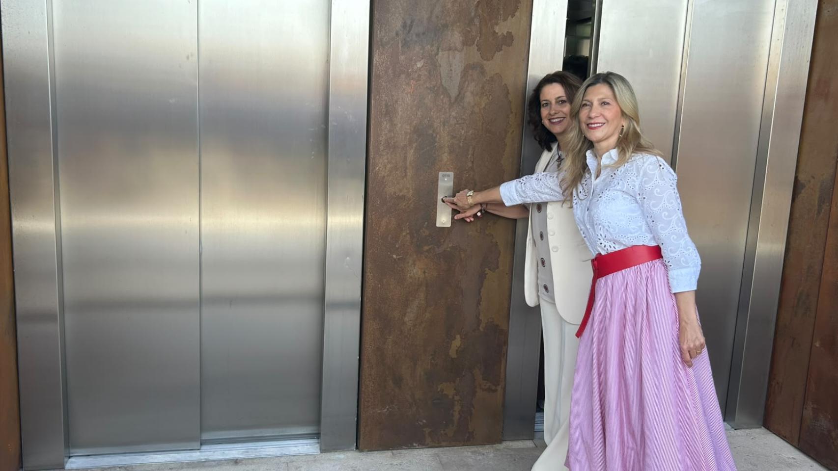 Emma buj y Mar vaquero con el nuevo ascensor.