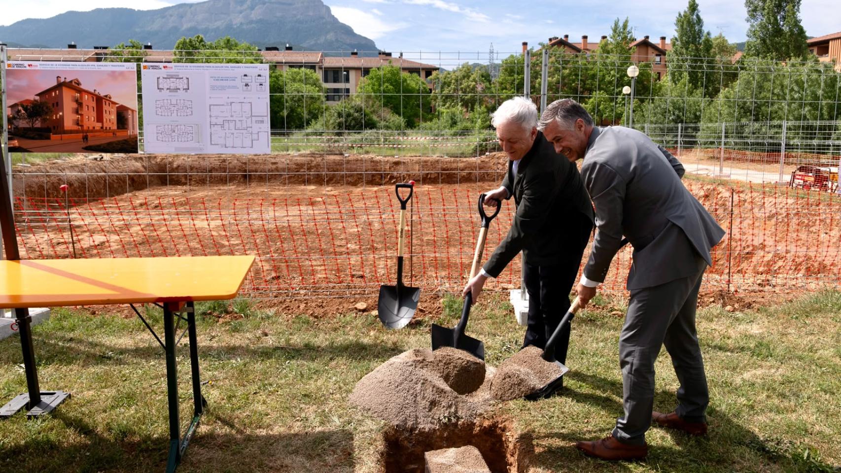 Acto de colocación de la primera piedra de 18 viviendas para trabajadores del turismo en Jaca