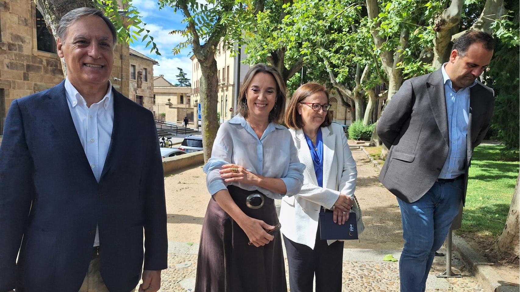 La vicesecretaria de Regeneración Institucional del Partido Popular, Cuca Gamarra; el presidente provincial del PP, Carlos García Carbayo; la diputada nacional por Salamanca, María Jesús Moro, y el vicepresidente del partido en Salamanca, David Mingo.