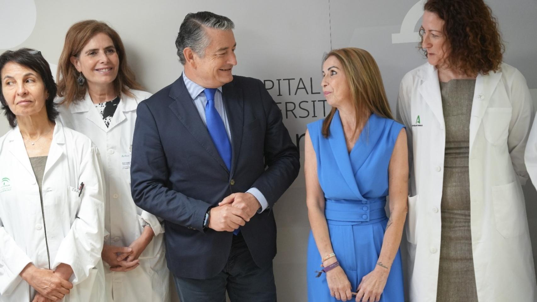El consejero de Sanidad, Presidencia y Emergencias, Antonio Sanz, con el equipo de médicos que ha participado en el primer trasplante de intestino de Andalucía, realizado a Concha.