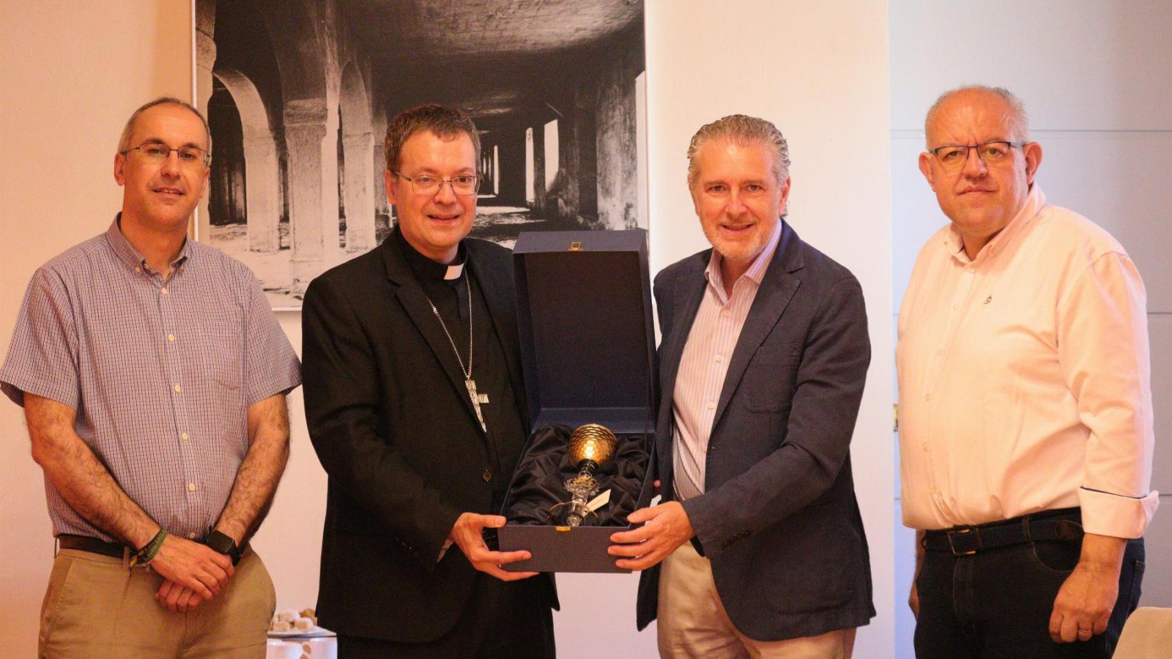 La pieza especial fabricada en la Real Fábrica de Cristales que será objeto de atención protocolaria a Su Santidad El Papa durante su visita oficial a España en los próximos días. 
