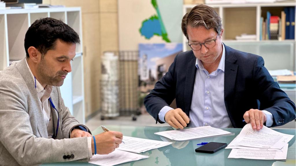 Giner durante la firma del convenio del PAI Gil Sumbiela. EE