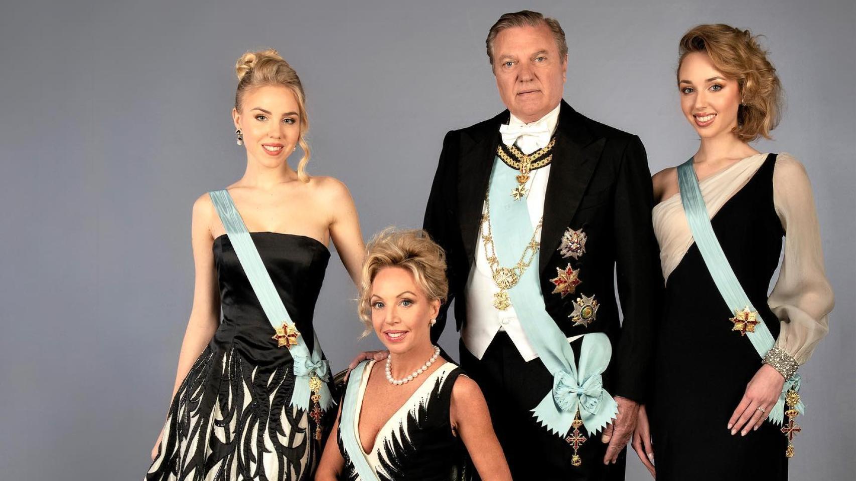 Carlos de Borbón-Dos Sicilias junto a su esposa, la princesa Camila, y las dos hijas del matrimonio, la princesa María Carolina y la princesa María Chiara. 