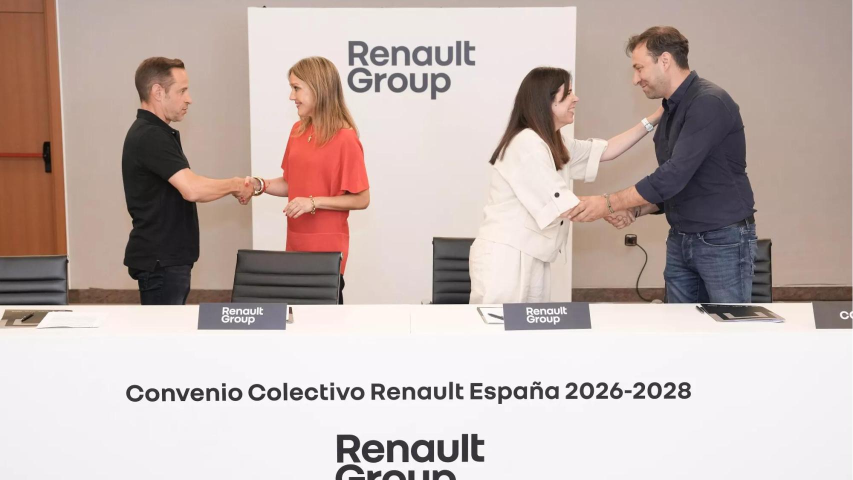 La dirección de Renault y los representantes de UGT y Comisiones Obreras durante la firma del acuerdo, este martes en Valladolid