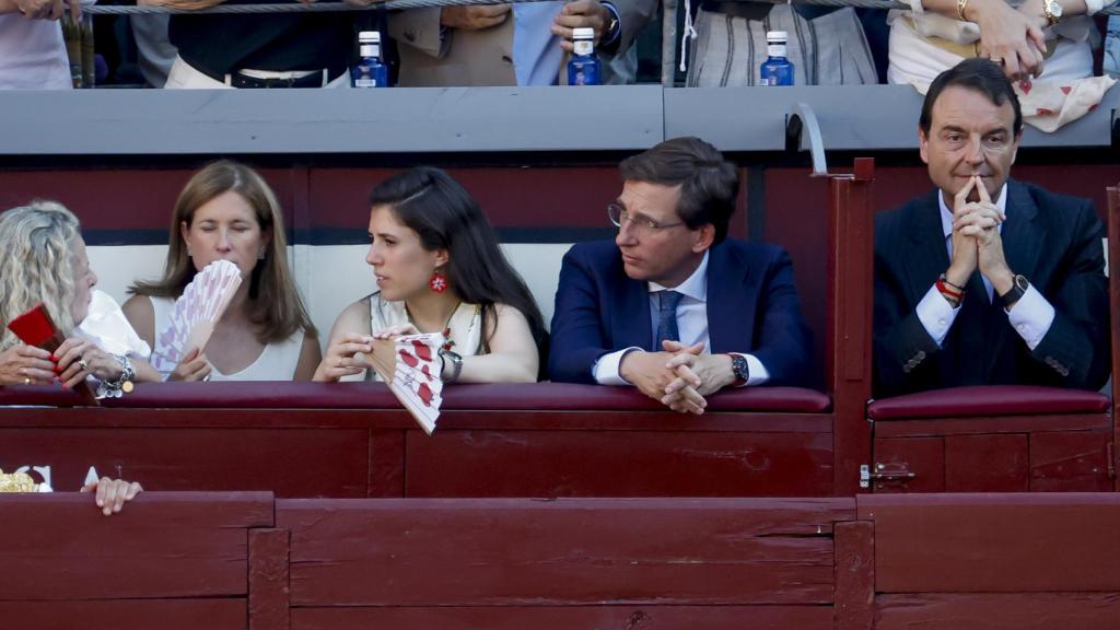 El alcalde de Madrid y su esposa, Teresa Urquijo, en la plaza de toros de Las Ventas.