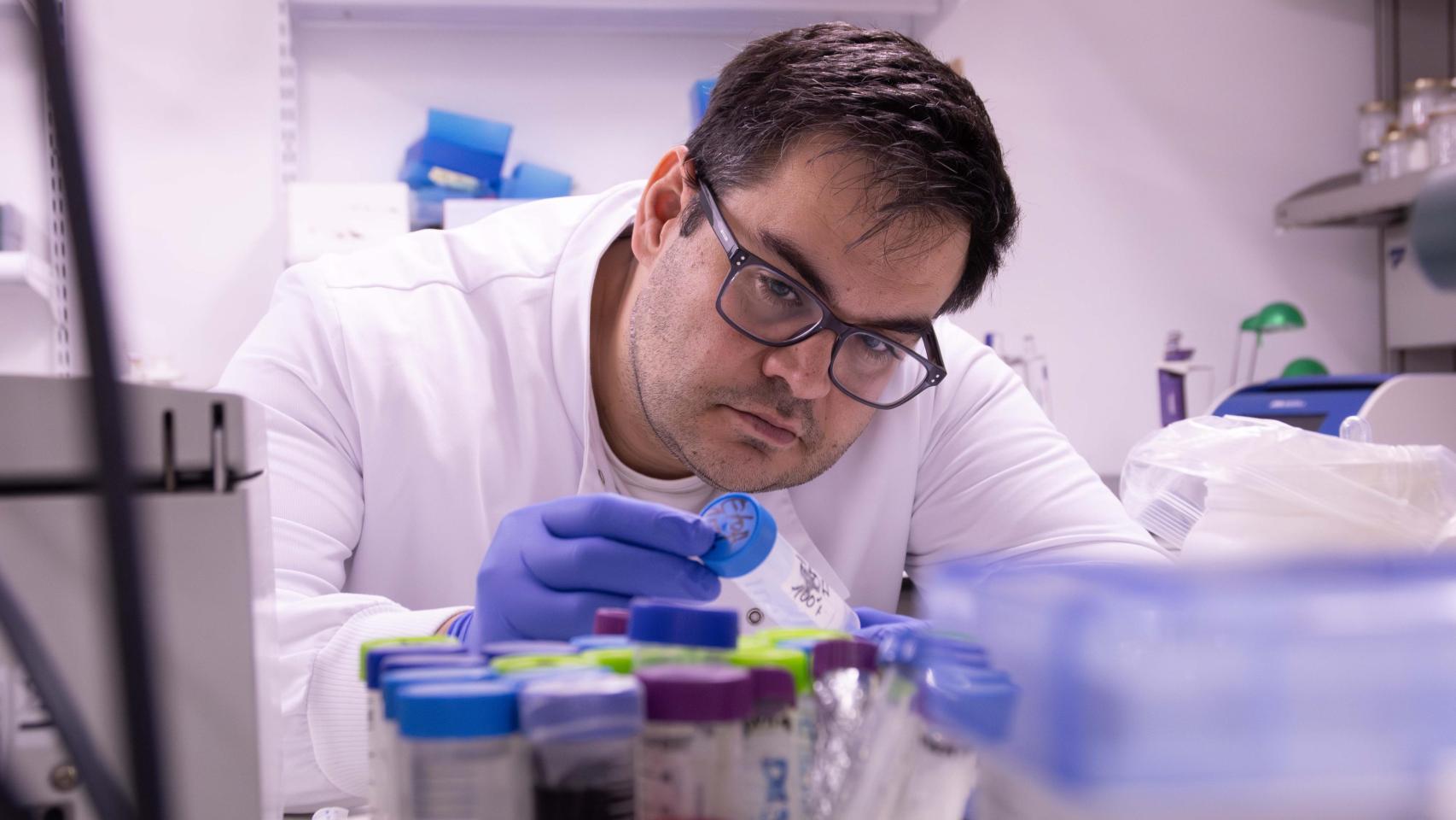 Rubén Deogracias en su laboratorio de nueva creación en el Instituto de Neurociencias de Castilla y León.