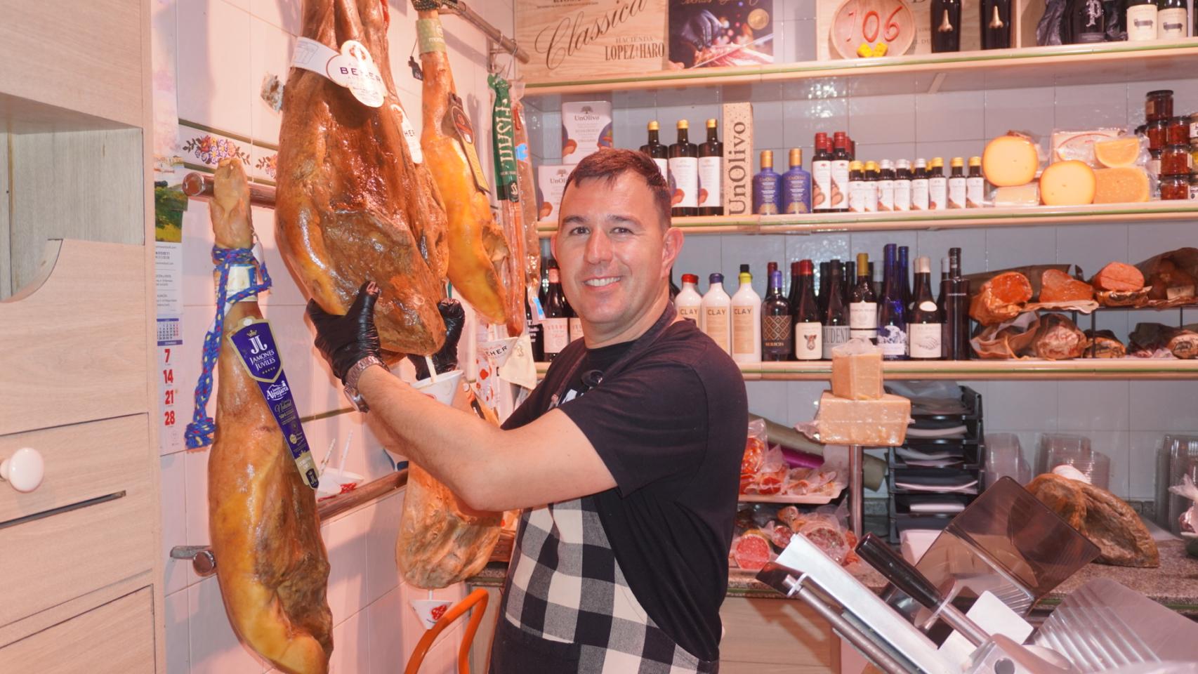 Juanfran Ivorra en su puesto del Mercado Central de Alicante.
