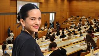La cantante Rosalía y una clase con alumnos de fondo