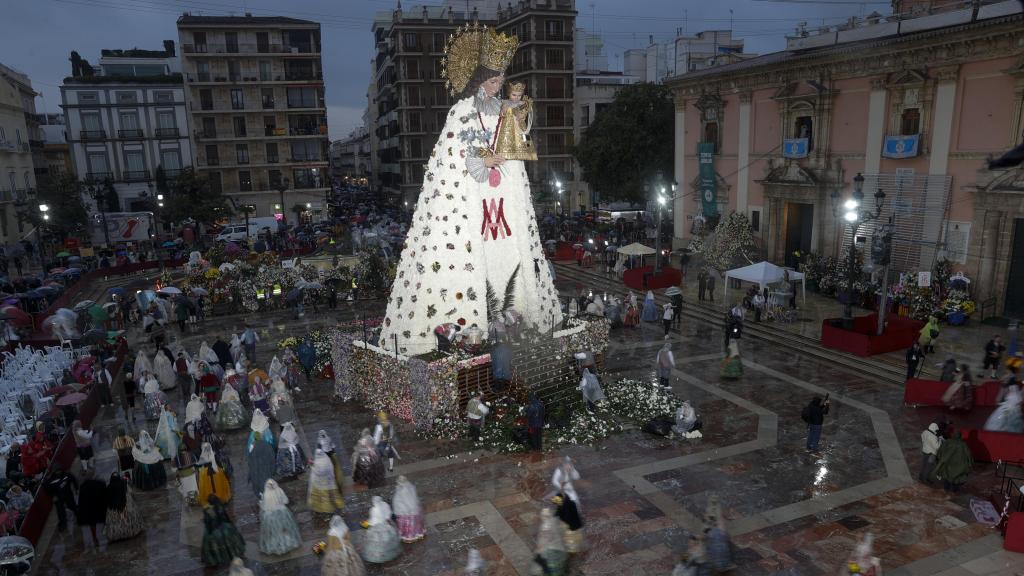 Ofrenda de flores a la Virgen de los Desamparados. Efe / Manuel Bruque