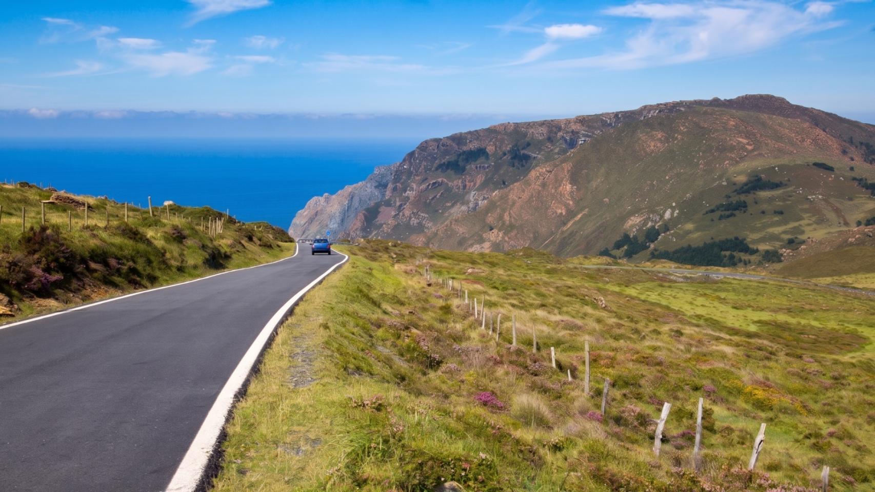 Una carretera por los acantilados de Vixía Herbeira (A Coruña)