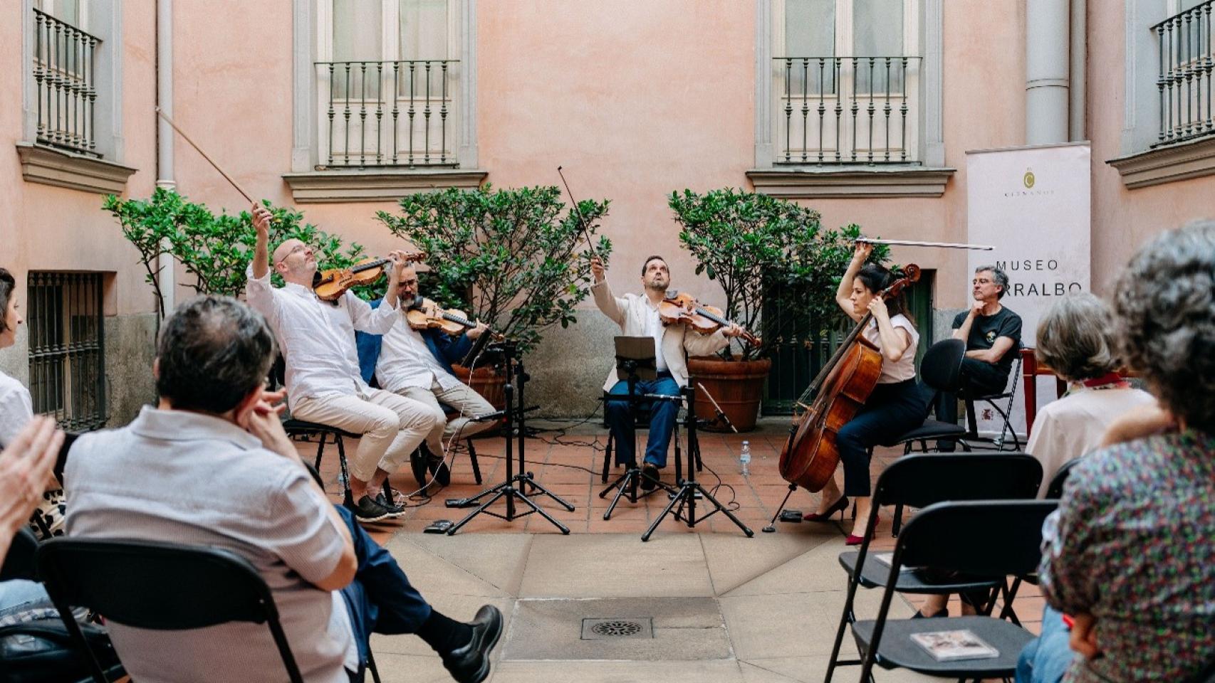 El Cuarteto Quiroga y Luis Gago en el patio del Museo Cerralbo. Foto: Samuel Pereira.