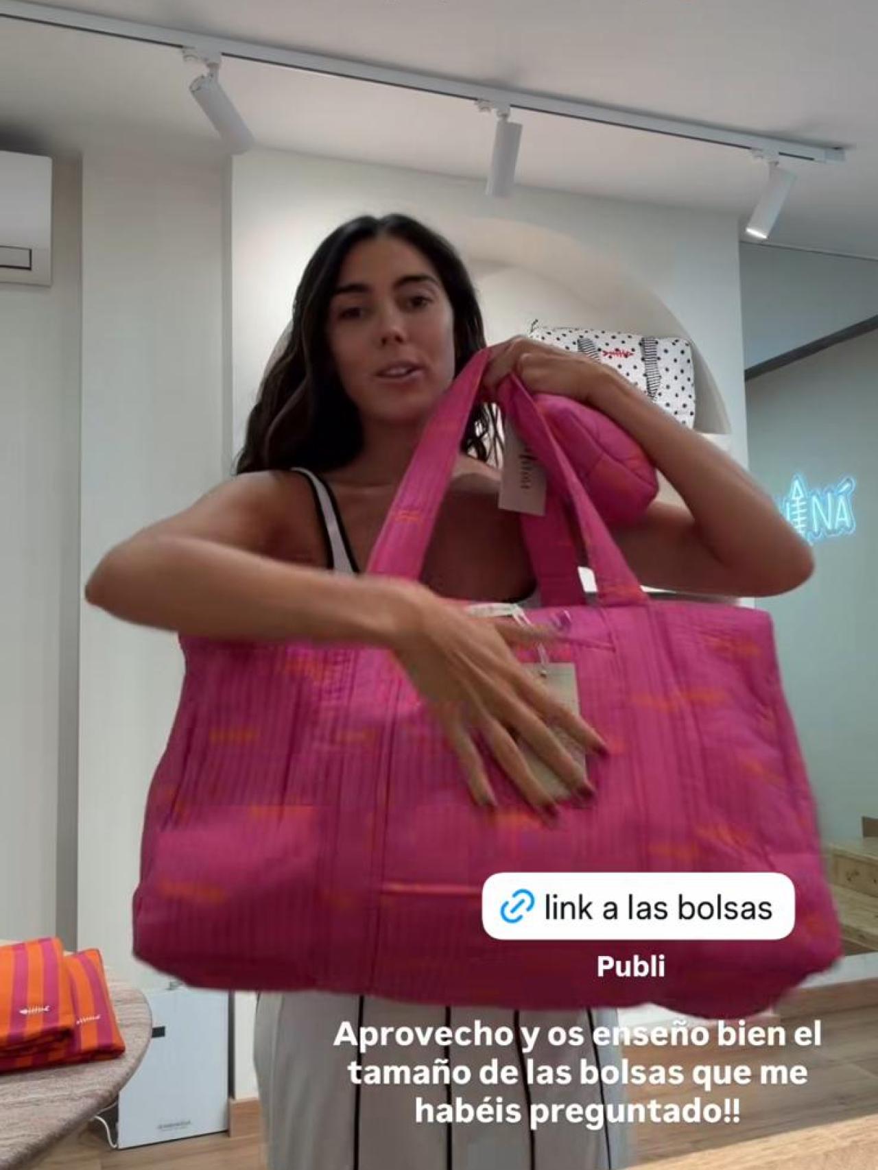 Ana Padilla en sus redes sociales con la bolsa raspa.