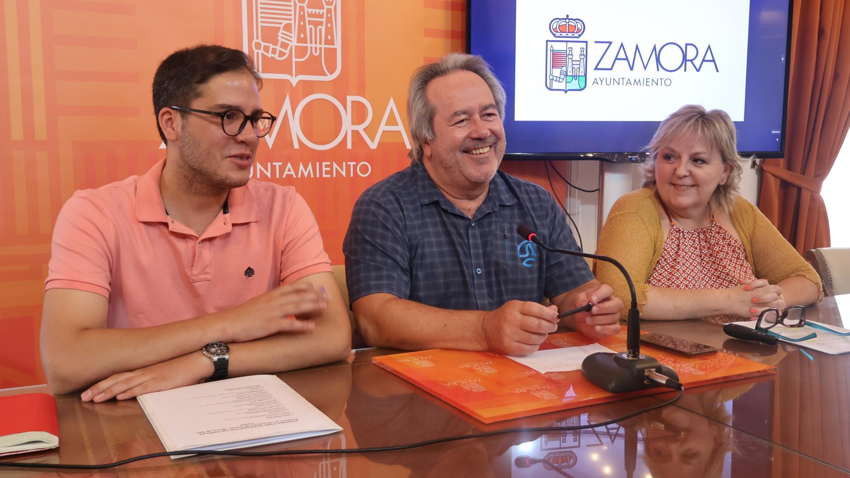El concejal de obras y movilidad, Pablo Novo; el alcalde, Francisco Guarido y la concejala de urbanismo, Ana Belén González.