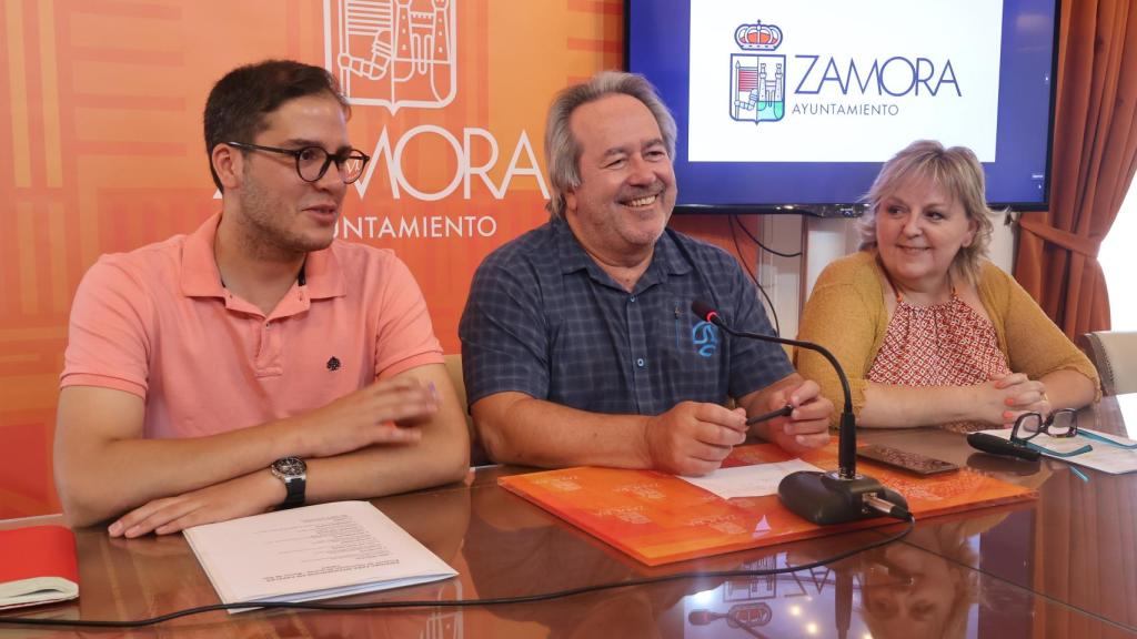 El concejal de obras y movilidad, Pablo Novo; el alcalde, Francisco Guarido y la concejala de urbanismo, Ana Belén González.