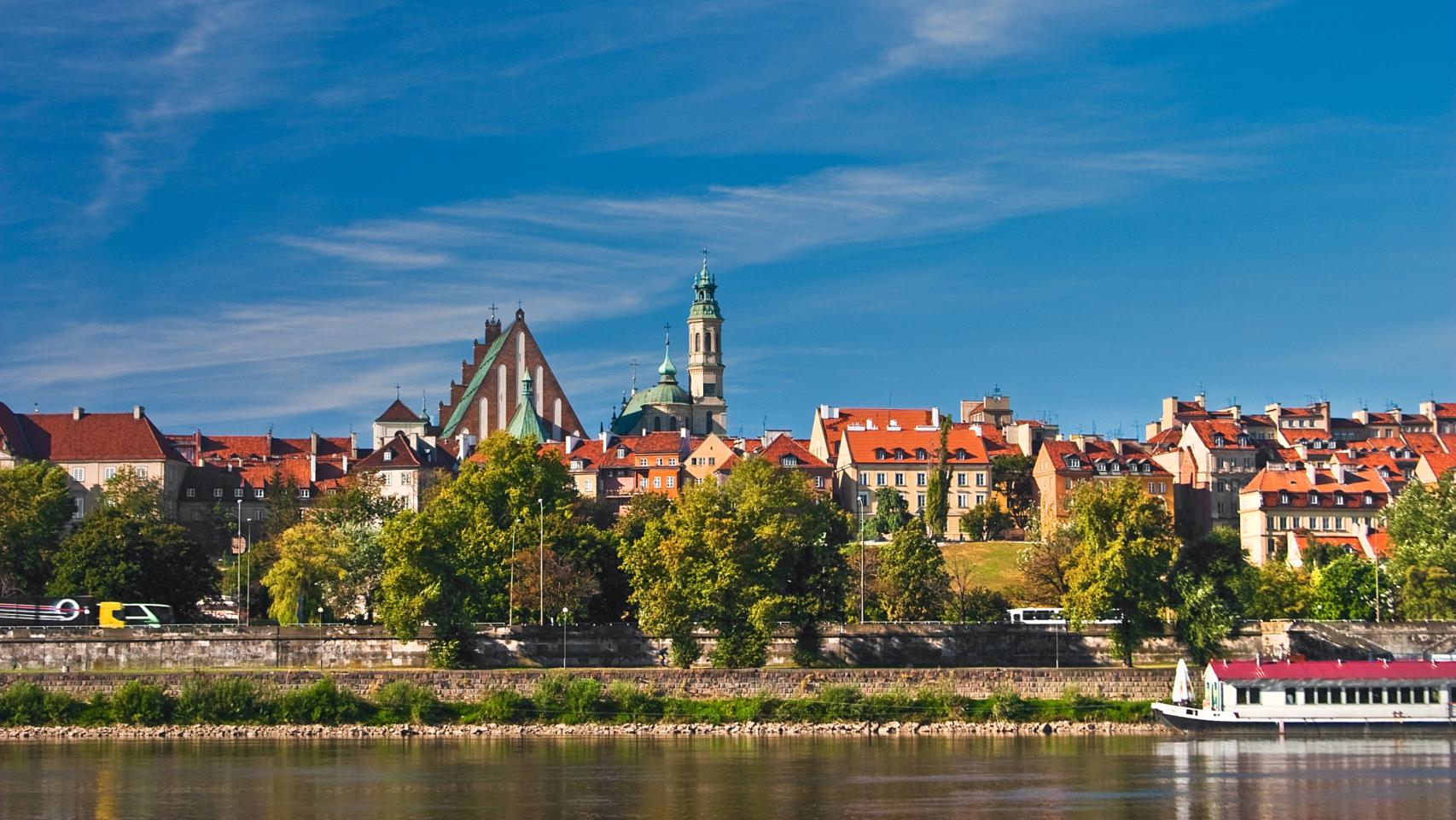 La ciudad antigua de Varsovia con el río Vístula al frente.