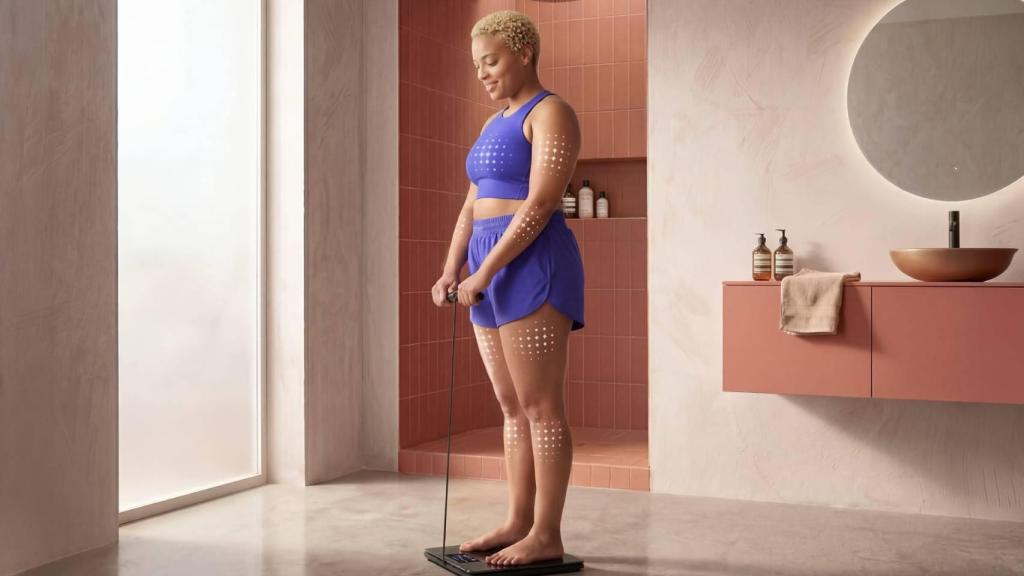 Una persona usando la báscula inteligente Withings BodyFit.