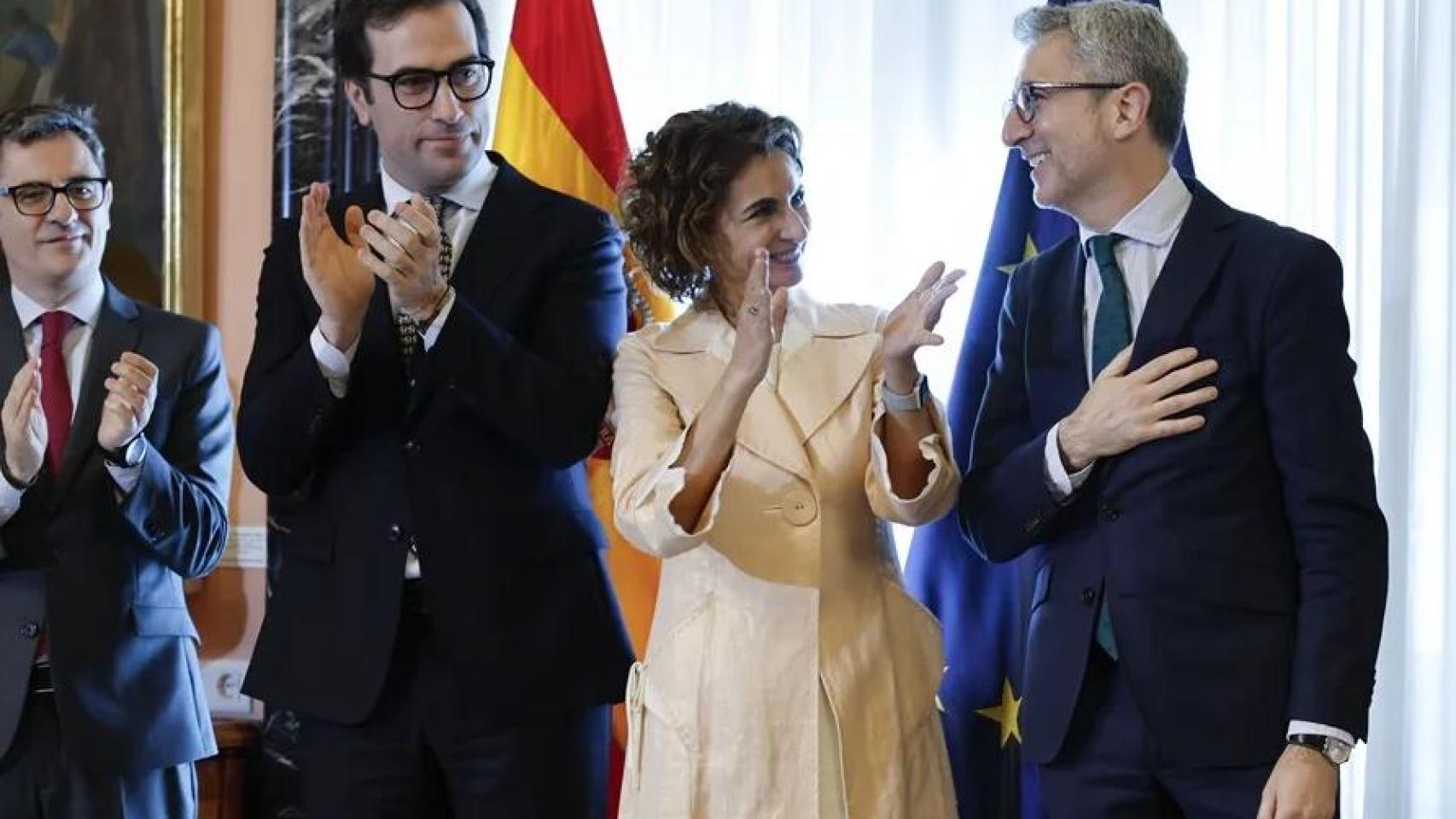 La ex vicepresidenta primera del Gobierno, María Jesús Montero (c), aplaude durante el acto de toma de posesión de Carlos Cuerpo (2i) como nuevo vicepresidente primero del Gobierno y ministro de Economía y Empresa y Arcadi España (d) como nuevo ministro de Hacienda. 