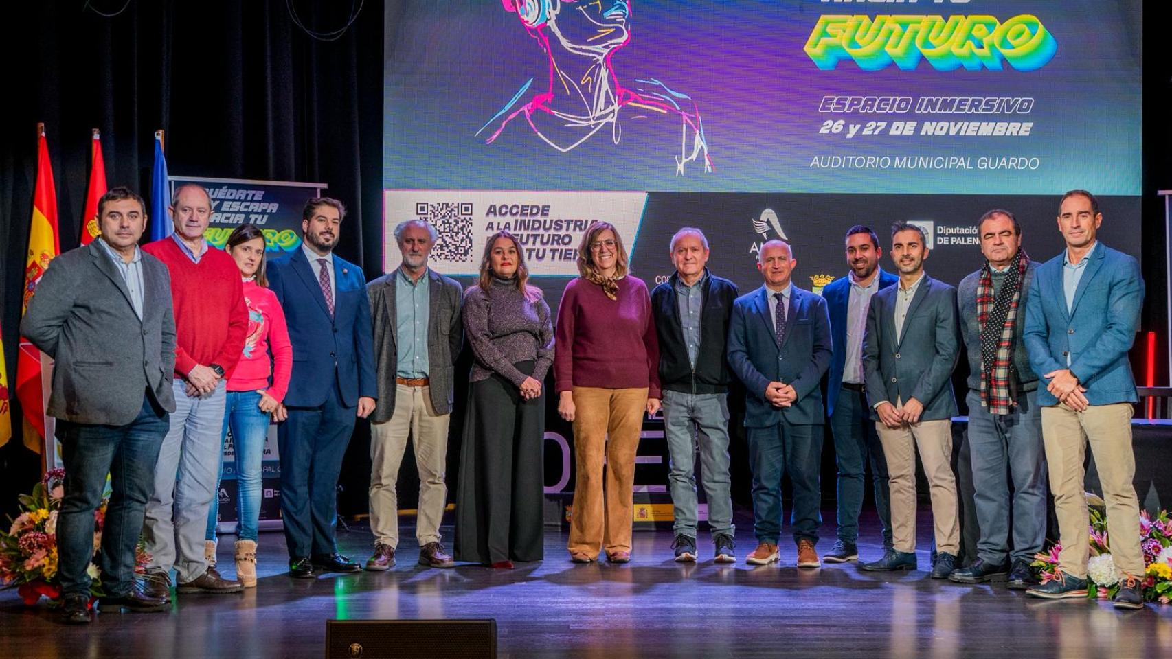 La decana de The Core School, Mercedes Agüero, y la presidenta de la Diputación de Palencia, Ángeles Armisén, durante la presentación de España Latente en el municipio palentino de Guardo, en noviembre de 2025