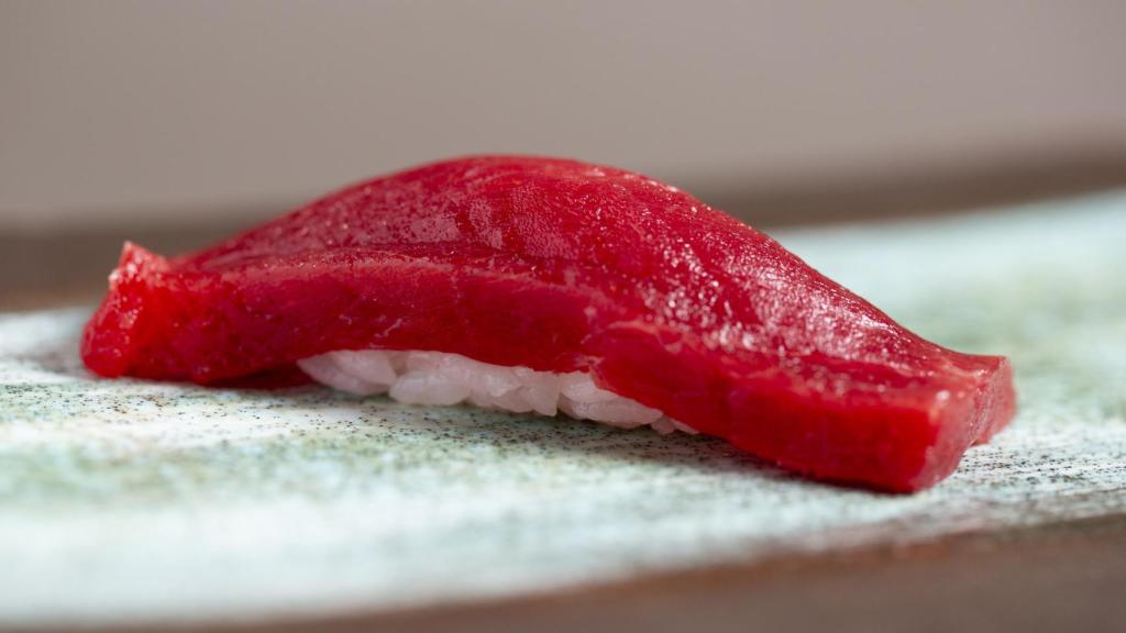 Nigiri de descargado de atún, uno de los que componen la icónica trilogía de atún de Kappo.