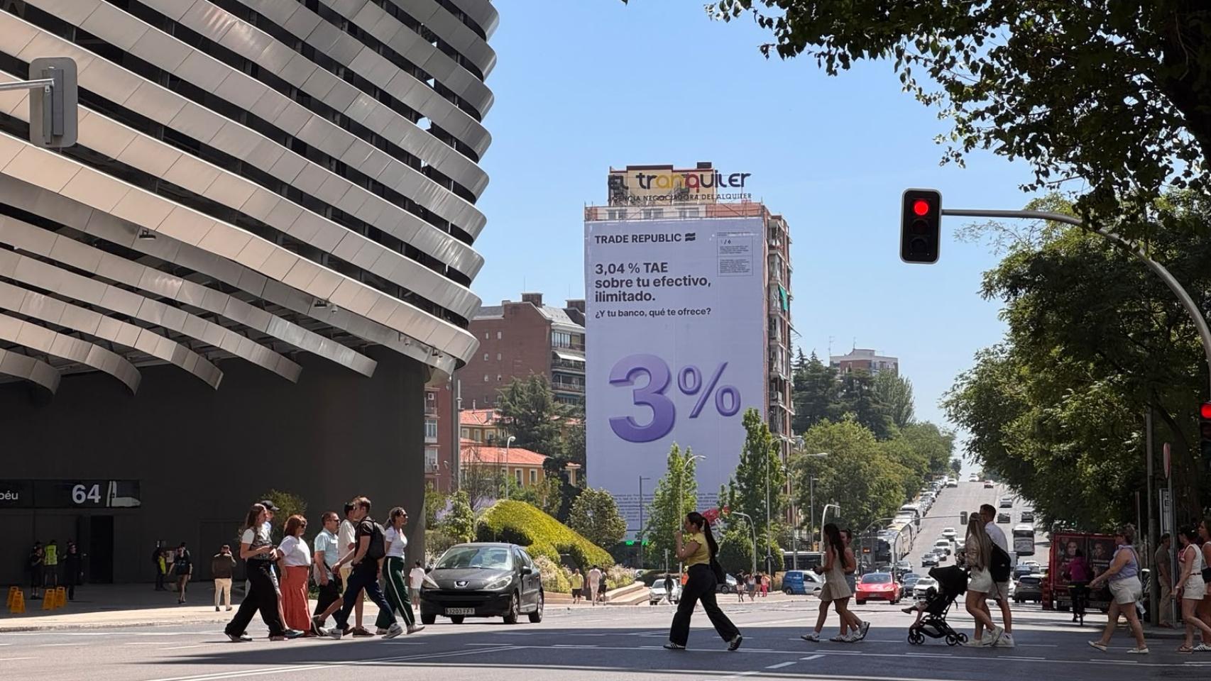 La lona publicitaria de Trade Republic junto al estadio Santiago Bernabéu.