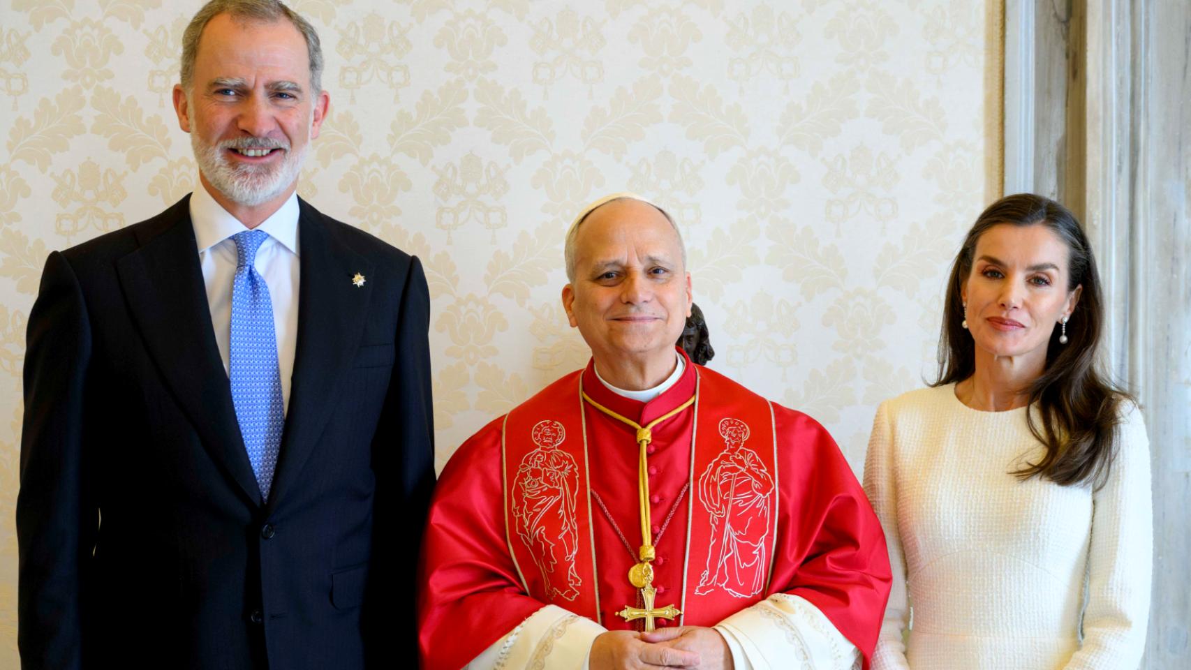 Los reyes Felipe VI y Letizia junto al papa León XIV el pasado marzo en Roma. 