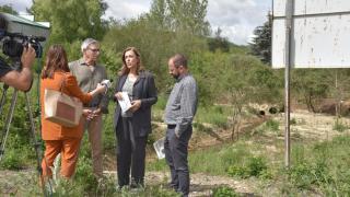 La presidenta de la Diputación, Ángeles Armisén, junto al vicepresidente segundo y diputado de Acción Territorial, Urbano Alonso, y el alcalde de la localidad, Juan Jesús Blanco, ha visitado los trabajos realizados en la zona.