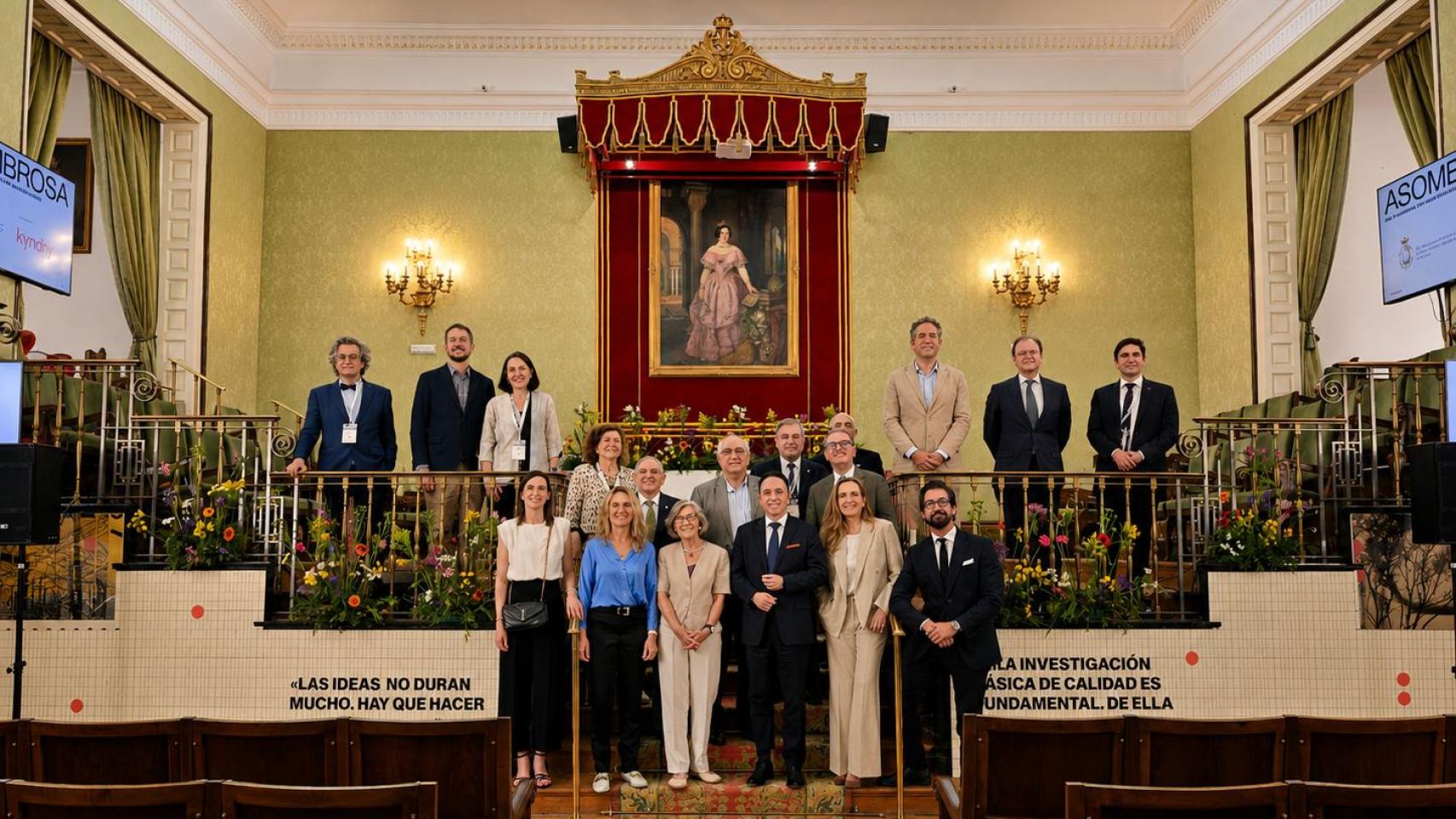 Varios científicos y representantes del sector privado en la presentación de 'Asombrosa' en la Real Academia de Ciencias de España (RAC).