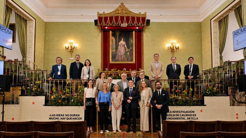Varios científicos y representantes del sector privado en la presentación de 'Asombrosa' en la Real Academia de Ciencias de España (RAC).