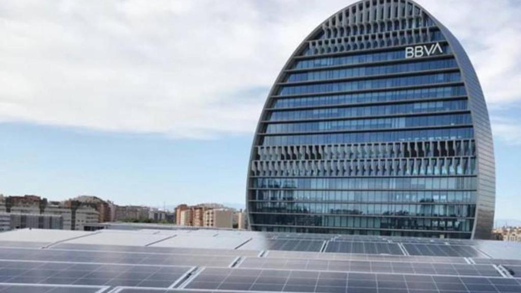 Paneles fotovoltaicos en la sede del BBVA en Madrid