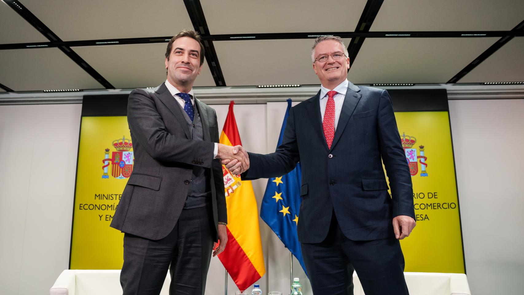 El ministro de Economía, Comercio y Empresa, Carlos Cuerpo (i), y el secretario general de la OCDE, Mathias Cormann (d). 