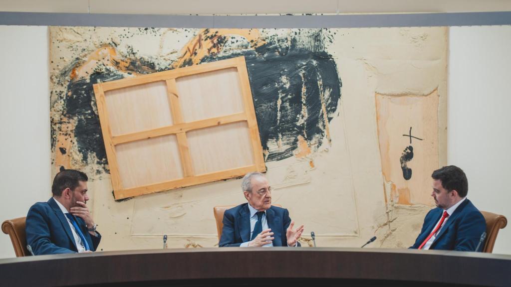 Florentino Pérez, candidato a las elecciones del Real Madrid, durante la entrevista con los subdirectores de EL ESPAÑOL Jorge Calabrés y Arturo Criado.