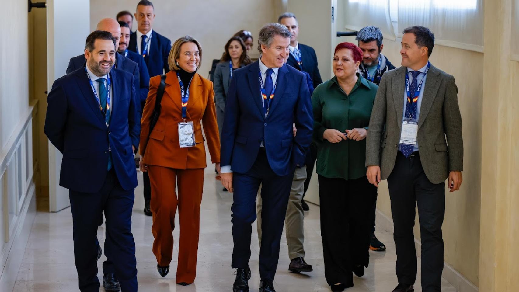 Alberto Núñez Feijóo, flanqueado por el presidente del PP de Castilla-La Mancha, Paco Núñez y por el alcalde de Toledo, Carlos Velázquez, en su última visita a la ciudad con motivo de un congreso policial.
