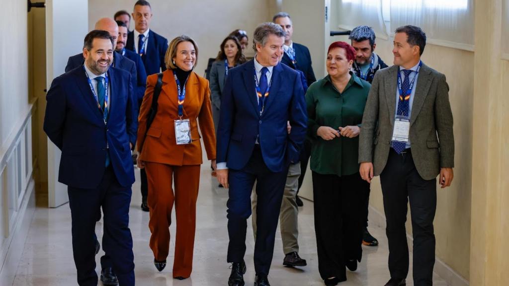 Alberto Núñez Feijóo, flanqueado por el presidente del PP de Castilla-La Mancha, Paco Núñez y por el alcalde de Toledo, Carlos Velázquez, en su última visita a la ciudad con motivo de un congreso policial.