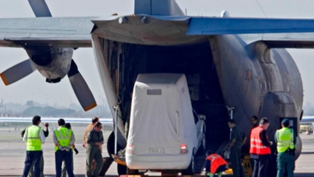 La llegada al aeropuerto de Barcelona del papamóvil en un avión militar español en 2010