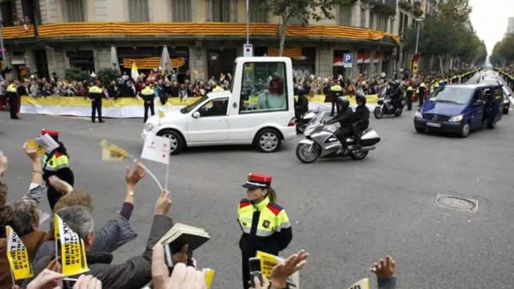El Papa Benedicto XVI durante su visita en Barcelona saludando a los fieles.